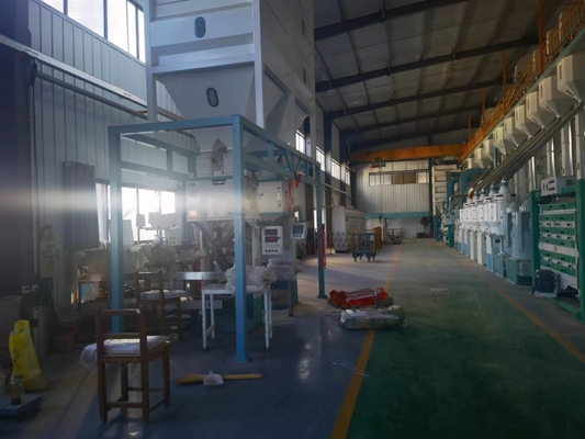 Rice Plastic Pellets Packing Machine Servo Motor Control 2.5KG - 50KG